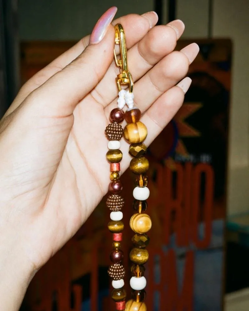 Charm de miçangas e madeira pronto na mão